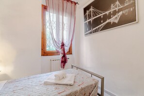 2 bedrooms, iron/ironing board, internet, bed sheets
