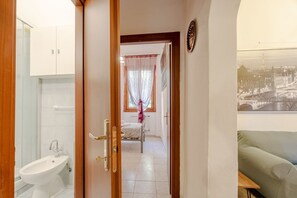 Shower, hair dryer, bidet, towels - GuestHost - Cozy 65 sqm apartment for 3 people, located on the raised first floor of a building without an elevator, featuring a charming terrace ideal for relaxing. The property is situated on Via delle Rovare, a quiet and strategic location close to th (Genova)