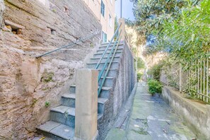 Property grounds - GuestHost - Cozy 65 sqm apartment for 3 people, located on the raised first floor of a building without an elevator, featuring a charming terrace ideal for relaxing. The property is situated on Via delle Rovare, a quiet and strategic location close to th (Genova)