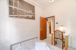 2 bedrooms, iron/ironing board, internet, bed sheets - GuestHost - Cozy 65 sqm apartment for 3 people, located on the raised first floor of a building without an elevator, featuring a charming terrace ideal for relaxing. The property is situated on Via delle Rovare, a quiet and strategic location close to th (Genova)