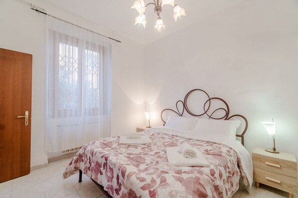 2 bedrooms, iron/ironing board, internet, bed sheets