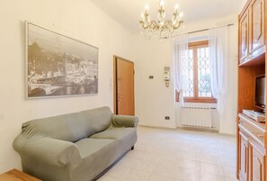TV - GuestHost - Cozy 65 sqm apartment for 3 people, located on the raised first floor of a building without an elevator, featuring a charming terrace ideal for relaxing. The property is situated on Via delle Rovare, a quiet and strategic location close to th (Genova)