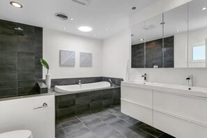Shower, hair dryer, towels, soap - Siesta Home, A Serene Retreat (Sarasota)