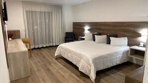 Escritorio, espacio para trabajar con laptop y cortinas blackout 