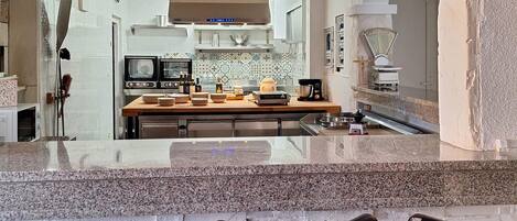 ثلاجة، فرن، موقد طهي مسطح، غسالة أطباق