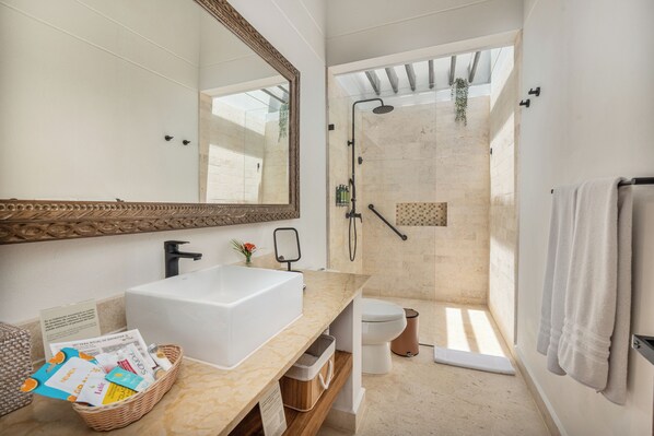 A modern bathroom with a large mirror, white sink, and shower area. - Fina Estampa Country Hotel - Mayores de 10 años  (Támesis)