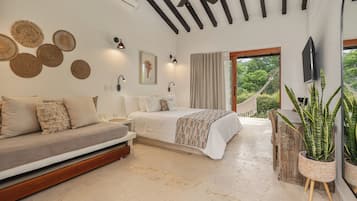 Minibar con artículos gratuitos y caja de seguridad en la habitación