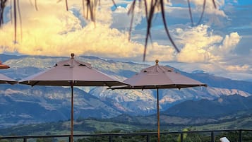 Piscina a l'aire lliure, para-sols i gandules