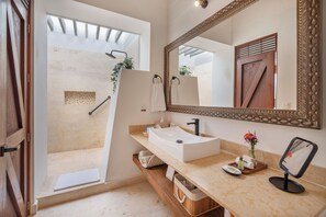 Chambre familiale | Salle de bain | Douche, séchoir à cheveux, pantoufles, serviettes fournies