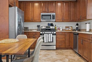 Fridge, microwave, oven, stovetop - Cheerful | 4 bedroom | Luxury | Center | Sunny (Falls Church)