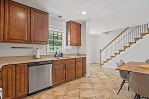 Fridge, microwave, oven, stovetop - Cheerful | 4 bedroom | Luxury | Center | Sunny (Falls Church)