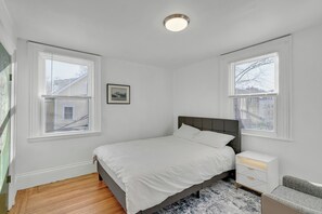 3 chambres, bureau, Wi-Fi gratuit, draps fournis