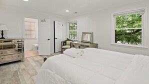 A bedroom with a large bed, a desk, a chair, a dresser, and a window with a view of trees. - 3 Bd 2 1/2 bath Chic Large.30mto DC, 12min to IDA (Herndon)