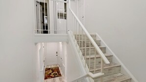 A staircase with white railings and wooden steps leading to an upper floor. - 3 Bd 2 1/2 bath Chic Large.30mto DC, 12min to IDA (Herndon)