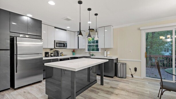 A modern kitchen with a central island, stainless steel appliances, and pendant lighting. - 3 Bd 2 1/2 bath Chic Large.30mto DC, 12min to IDA (Herndon)