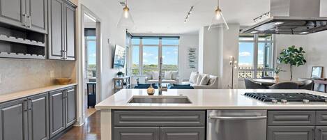 Een koelkast, een microgolfoven, een oven, een kookplaat