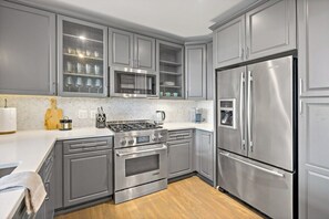Refrigerador, microondas, horno y parrilla de estufa 