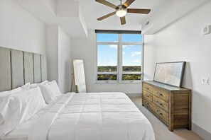 2 عدّة غرف نوم وخدمة الإنترنت وملاءات أسرّة