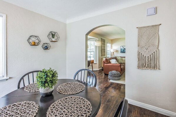 Interior - Chic 1 Bedroom Apartment - WFH Set Up (Long Beach)