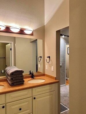 Dusche, Haartrockner, Handtücher