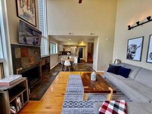 Smart TV, chimenea y libros 