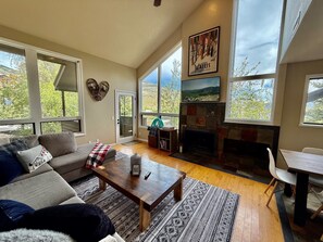 Una Smart TV, una chimenea, libros