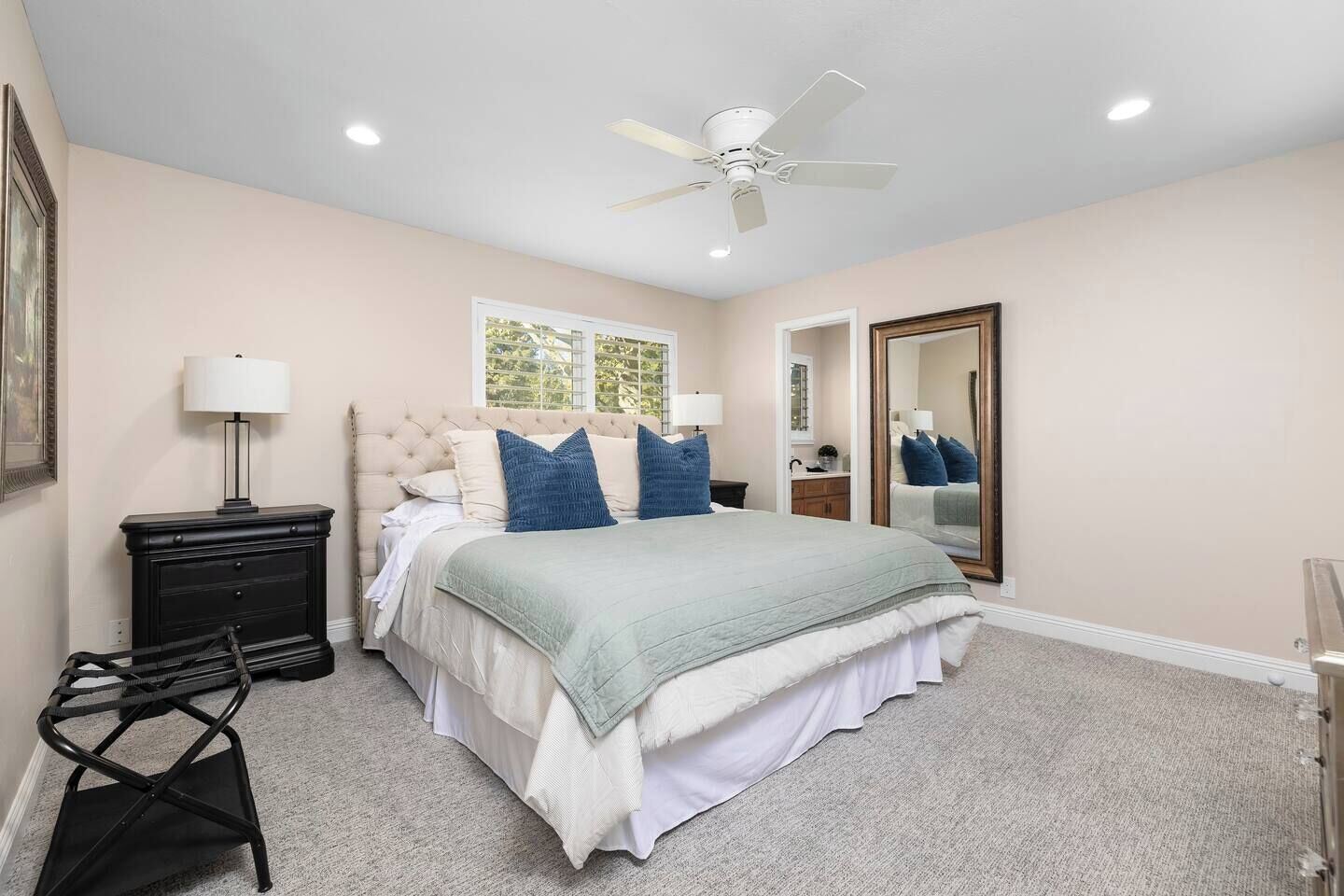 4 bedrooms, desk, iron/ironing board, travel crib