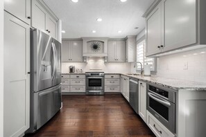 Een koelkast, een microgolfoven, een oven, een kookplaat