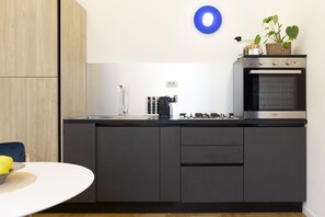 Jääkaappi, uuni, liesi, astianpesukone