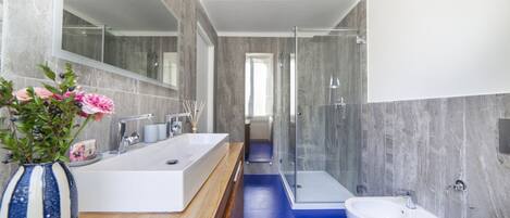 Douche, sĂšche-cheveux, bidet, serviettes fournies