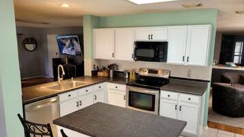 Lemari es, microwave, oven, dan kompor