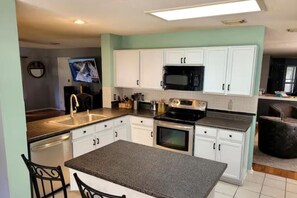 Geladeira, micro-ondas, fogão, cooktop