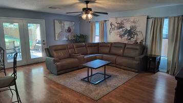 Smart TV, foosball, meja tenis meja, dan buku