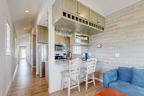 Een koelkast, een microgolfoven, een kookplaat, een vaatwasser