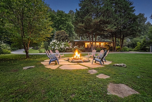 Private Tuckaseegee River 4 Bedrm House Trout fishing, Tubing, Firepit, Parking