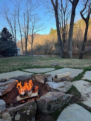 Smoky Mtn Riverfront Retreat firepit, deck, 4 bedrms near WCU on the Tuckaseegee