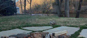 Smoky Mtn Riverfront Lodge firepit, deck, 4 bedrms near WCU on the Tuckaseegee 