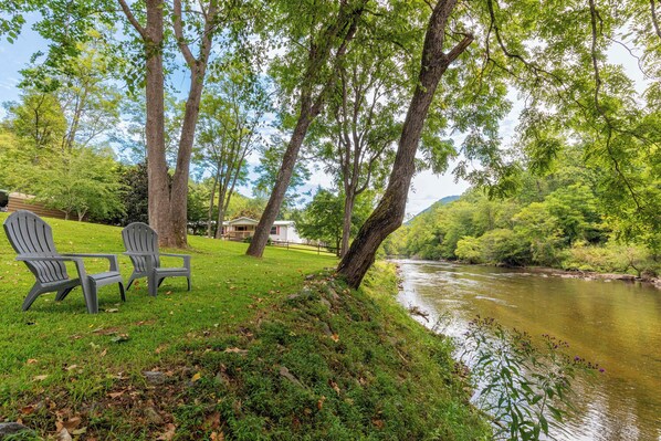 Property grounds - Smoky Mountain Riverfront Lodge: 4 bedrm on the Tuckaseegee River in Sylva NC (Sylva)