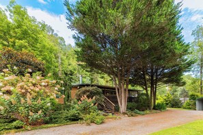 Exterior - Smoky Mountain Riverfront Lodge: 4 bedrm on the Tuckaseegee River in Sylva NC (Sylva)