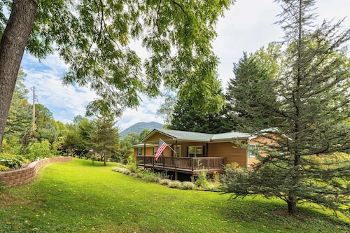 Private Tuckaseegee River 4 Bedrm House Trout fishing, Tubing, Firepit, Parking