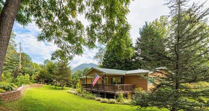 Private Tuckaseegee River 4 Bedrm House Trout fishing, Tubing, Firepit, Parking