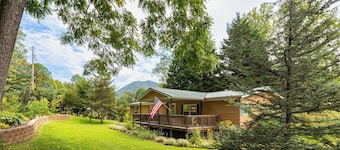 Private Tuckaseegee River 4 Bedrm House Trout fishing, Tubing, Firepit, Parking