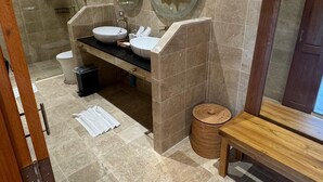 A bathroom with two sinks, a shower, a wooden bench, and a large mirror. - Ten Moons Sunset Villas (Koh Lipe)