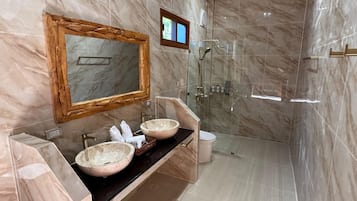 Deluxe stúdió, kilátással a tengerre | Fürdőszoba | Zuhanyzó, hajszárító, törölközők és szappan