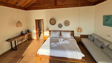 Deluxe Studio, Sea View | In-room safe, desk, iron/ironing board, free WiFi