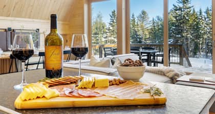 Modern A-Frame~ 9min Sunday River! HotTub! FirePit! Arcade Games! Slps 12