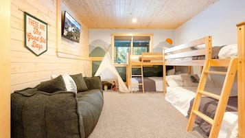 4 slaapkamers, een bureau, een strijkplank/strijkijzer, reisbedje