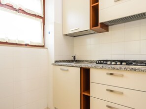 Microondas, periquera y comedor 