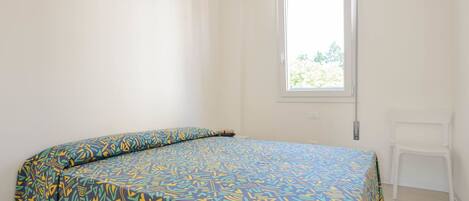 2 bedrooms, travel cot, WiFi, bed sheets