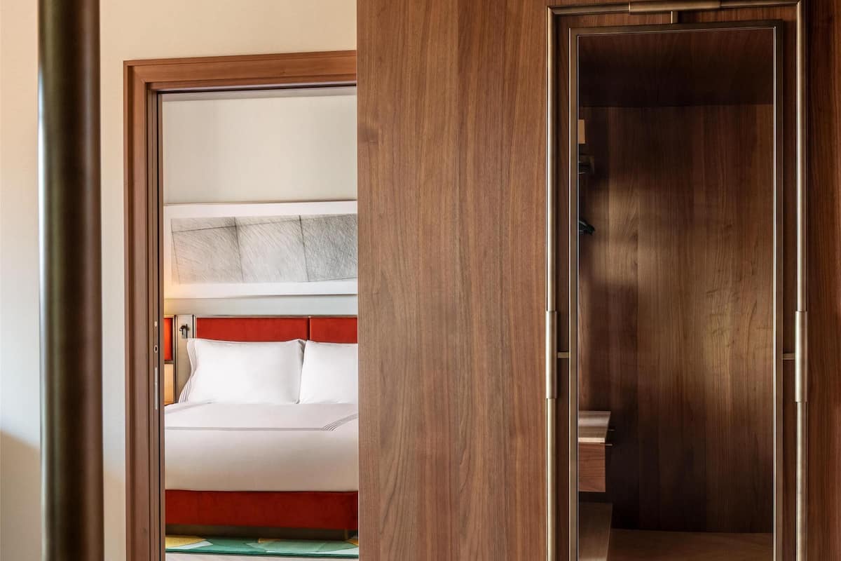Comfort Suite, 1 King Bed | Premium bedding, down comforters, pillowtop beds, minibar